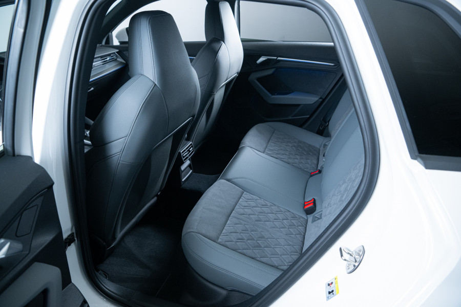 Audi A3 Sportback 35 TFSI S edition 150 pk Automaat | Panoramadak | Winterbandenset | Navigatie via App | Autom. airco | Achtuiterijcame