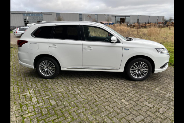 Mitsubishi Outlander 2.4 PHEV pure +