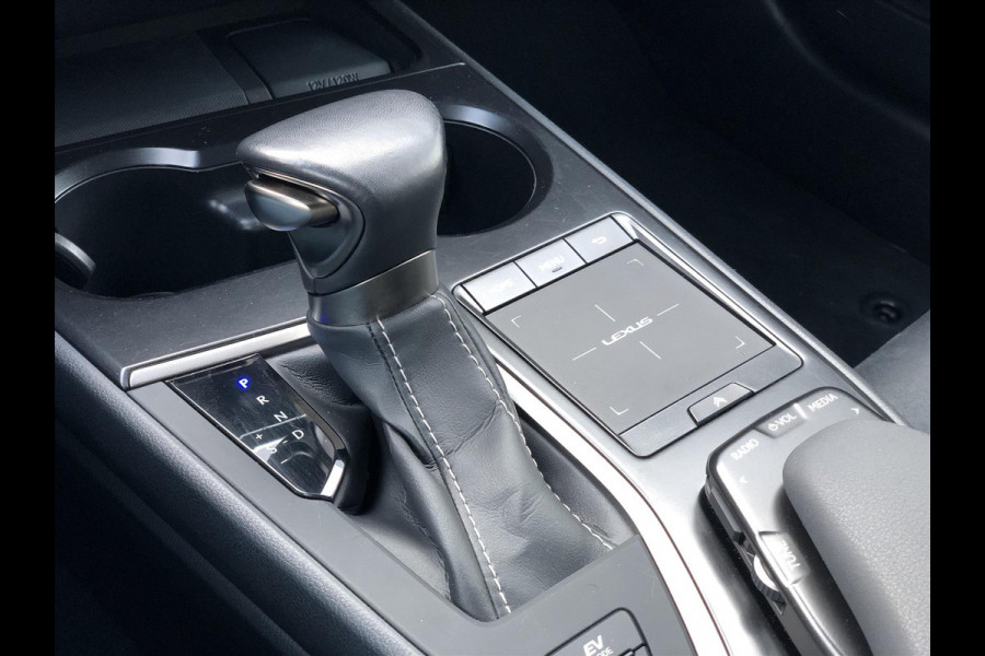 Lexus UX 250h Preference Line | Dodehoekherkenning, Apple CarPlay/Android Auto, 18inch, Keyless, Stoel + Stuurverwarming
