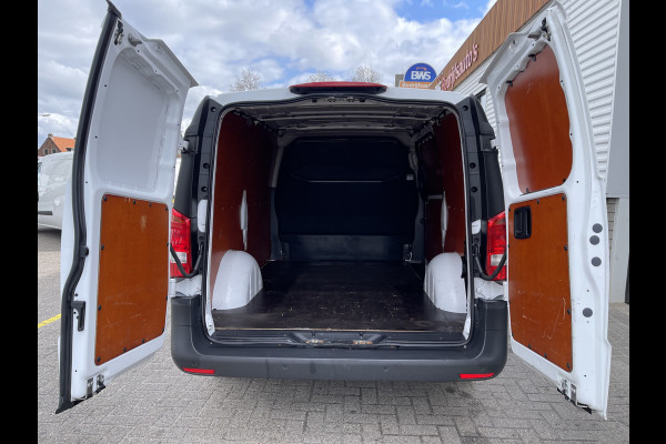 Mercedes-Benz Vito 111 CDI Functional Lang L2H1 / rijklaar € 19.950 ex btw / lease vanaf € 431 / airco / navigatie / achteruit rijcamera / parkeersensoren voor en achter !