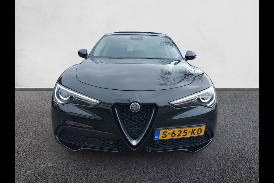 Alfa Romeo Stelvio 2.0 T AWD Super Automaat, panoramadak,trekhaak,cruise,navigatie,achteruitrijcamera,lederen bekleding,parkeersensoren,