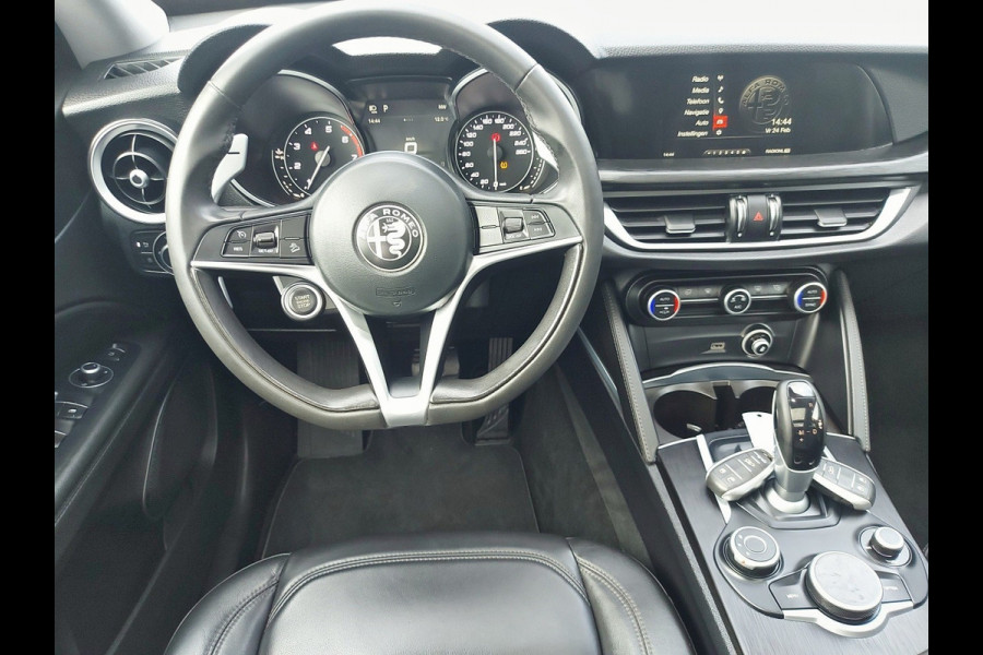 Alfa Romeo Stelvio 2.0 T AWD Super Automaat, panoramadak,trekhaak,cruise,navigatie,achteruitrijcamera,lederen bekleding,parkeersensoren,