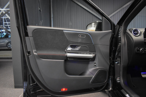 Mercedes-Benz B-Klasse 180 AMG Line | Facelift | Panaroma-schuifdak | 360Graden-Camera | Stoelverwarming |