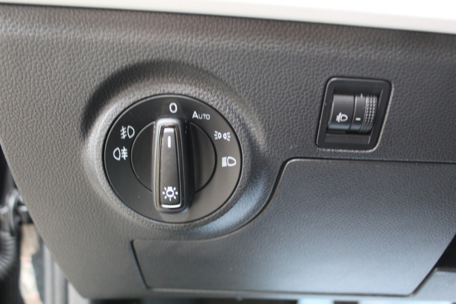 Seat Arona 1.0-95pk TSI 'Style'. Handige hoogzitter, van vele gemakken voorzien ! Airco, navigatie, telefoonvoorb., cruise cntrl, camera, parkeersensoren v+a parkeerassistent, LM wielen, lane assist etc.