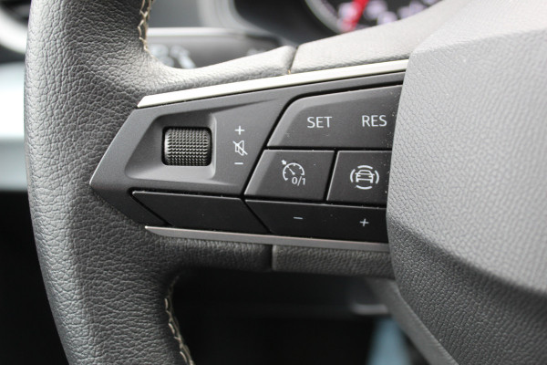 Seat Arona 1.0-95pk TSI 'Style'. Handige hoogzitter, van vele gemakken voorzien ! Airco, navigatie, telefoonvoorb., cruise cntrl, camera, parkeersensoren v+a parkeerassistent, LM wielen, lane assist etc.