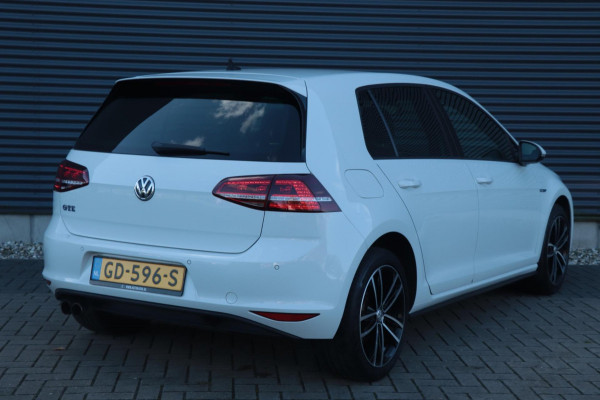 Volkswagen Golf 1.4 TSI GTE | Pano / Camera / PDC V+A / NL AUTO!