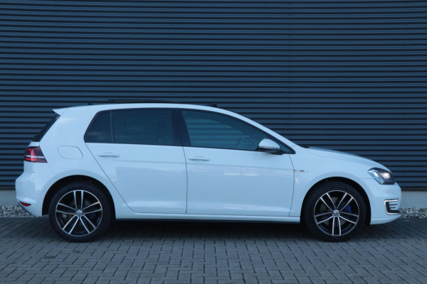 Volkswagen Golf 1.4 TSI GTE | Pano / Camera / PDC V+A / NL AUTO!