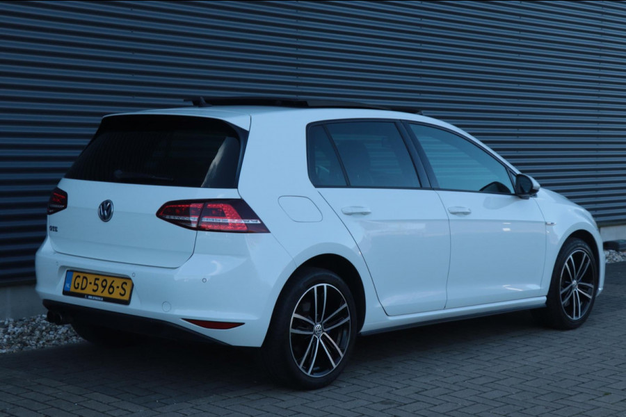 Volkswagen Golf 1.4 TSI GTE | Pano / Camera / PDC V+A / NL AUTO!