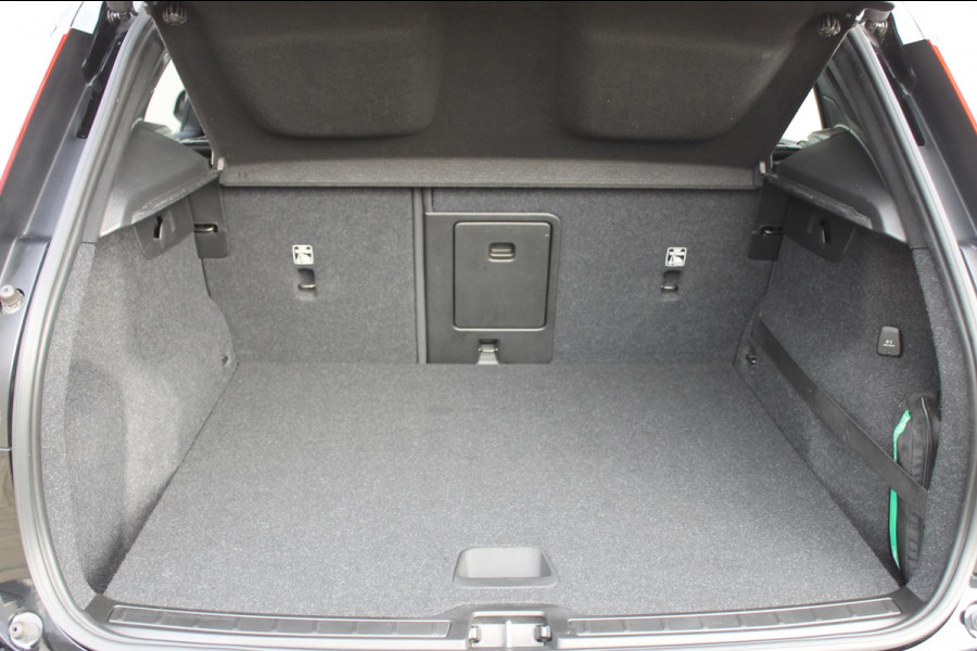 Volvo XC40 T4 211PK Automaat Recharge Inscription Expression Stoel en stuurwielverwarming / Apple Carplay / Parkeersensoren voor en achter met parkeercamera / Schuif-kanteldak