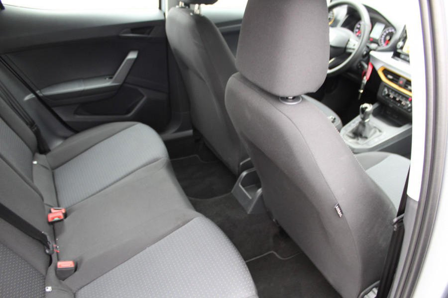 Seat Ibiza 1.0-96pk TSI Style. NIEUWSTE MODEL. In nieuwstaat ! Volautm. airco, camera, elektr ramen v+a, LED verlichting, stoelverwarming, metallic lak, Isofix, LM wielen, Apple Carplay / Android auto etc.