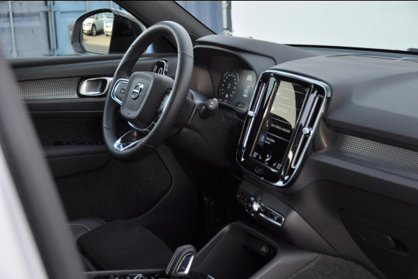 Volvo XC40 T4 211PK Automaat Recharge R-Design / Adaptieve cruise control/ Stoel en stuurverwarming/ Parkeersensoren met camera/ Keyless entry/ Elektrische achterklep/ zitverlenger