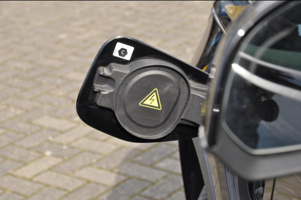 Volvo XC40 T5 262PK Automaat Recharge R-Design / BLIS/ Cruise control/ Apple CarPlay/ Stoel en stuurverwarming/ Parkeersensoren met camera/ Draadloos opladen/ Navigatie/ Bluetooth/ elektrische achterklep