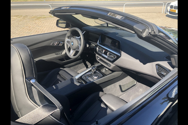 BMW Z4 Roadster sDrive30i High Executive Edition M-PAKKET met echt ALLE OPTIES, 19"LMV . Een proefrit levert het bewijs. Neem contact op en we maken een afspraak!