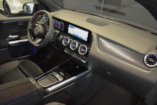Mercedes-Benz B-Klasse 180 AMG Line | Facelift | Achteruitrijcamera | Stoelverwarming | Night-Pakket | Panaroma-schuifdak |