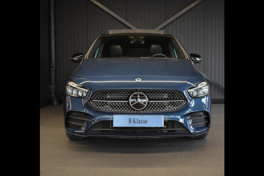 Mercedes-Benz B-Klasse 180 AMG Line | Facelift | Achteruitrijcamera | Stoelverwarming | Night-Pakket | Panaroma-schuifdak |