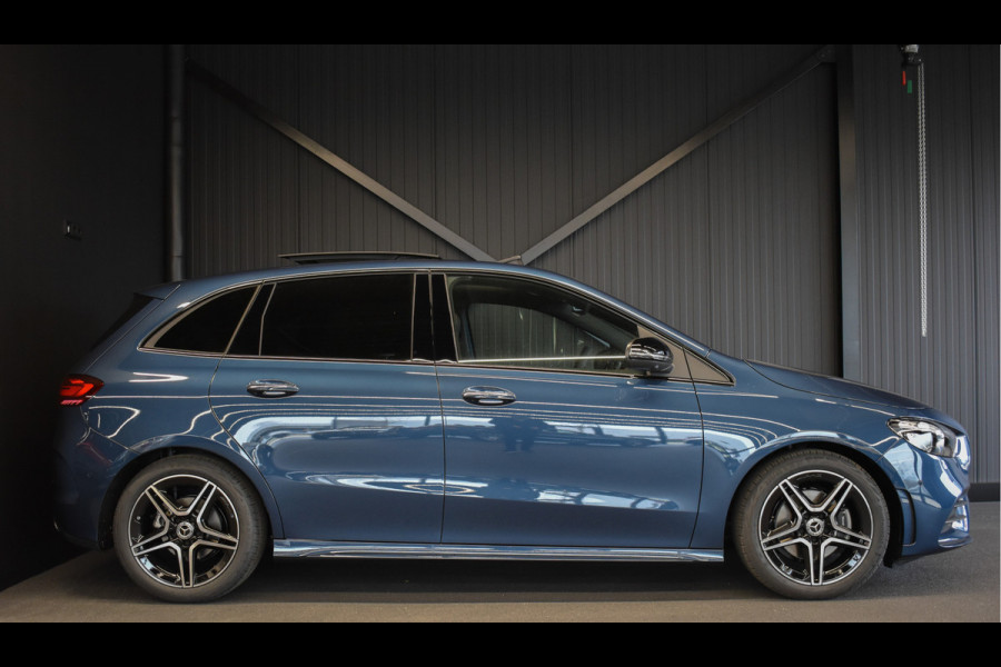 Mercedes-Benz B-Klasse 180 AMG Line | Facelift | Achteruitrijcamera | Stoelverwarming | Night-Pakket | Panaroma-schuifdak |