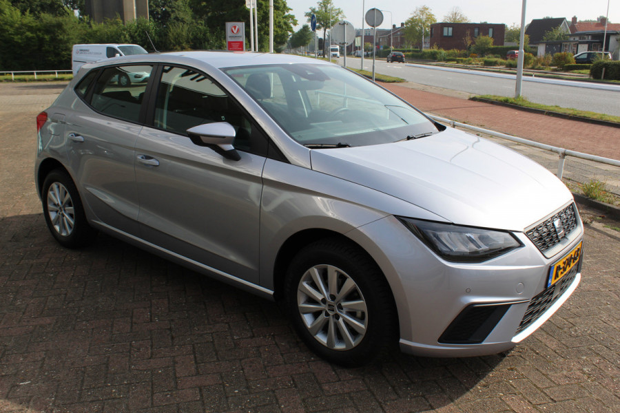 Seat Ibiza 1.0-96pk TSI Style. NIEUWSTE MODEL. Volautm. airco, camera, elektr ramen v+a, LED verlichting, stoelverwarming, metallic lak, Is In nieuwstaat !