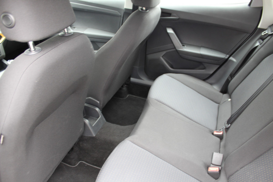 Seat Ibiza 1.0-96pk TSI Style. NIEUWSTE MODEL In nieuwstaat ! Volautm. airco, camera, elektr. ramen v+a, LED verlichting, stoelverwarming, metallic lak, Isofix, LM wielen, Apple Carplay / Android auto etc.