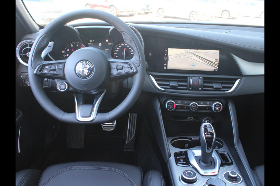 Alfa Romeo Giulia 2.0 Turbo Aut. 320pk AWD Veloce | Schuif-/Kanteldak | Xenon | Navi | Leder | Apple Carplay | 19" | Adas 2 | Stoel-/stuurverwarming | Camera | Harman Kardon