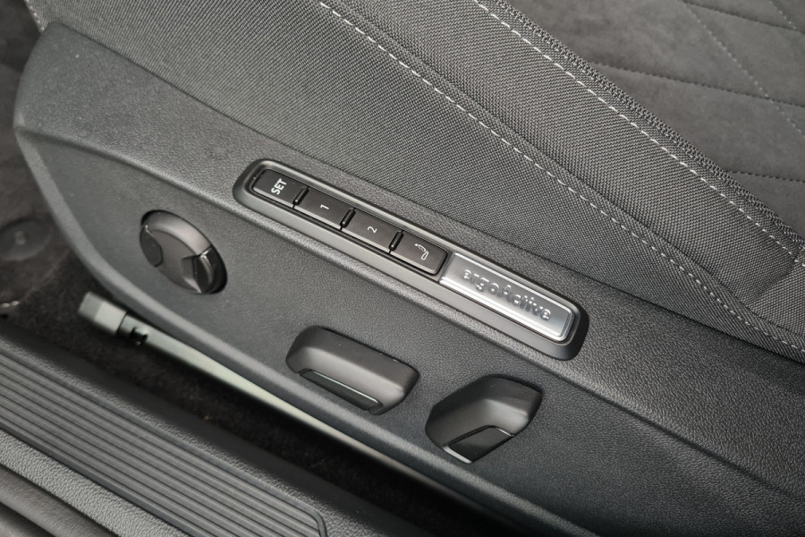 Volkswagen Golf 1.5 eTSI DSG IQ Light - Panodak - Stuurverwarming
