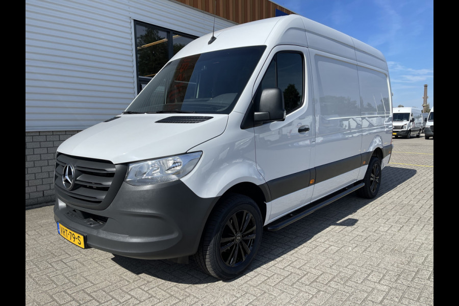 Mercedes-Benz Sprinter 317 1.9 CDI 170pk L2H2 / rijklaar € 40.950 ex btw / lease vanaf € 856 / climate control / trekhaak / achteruit rijcamera / 18 inch velgen / zwarte sidebars !