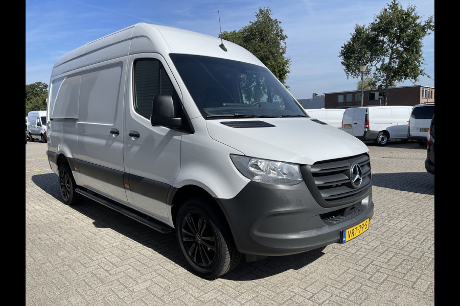 Mercedes-Benz Sprinter 317 1.9 CDI 170pk L2H2 / rijklaar € 40.950 ex btw / lease vanaf € 856 / climate control / trekhaak / achteruit rijcamera / 18 inch velgen / zwarte sidebars !