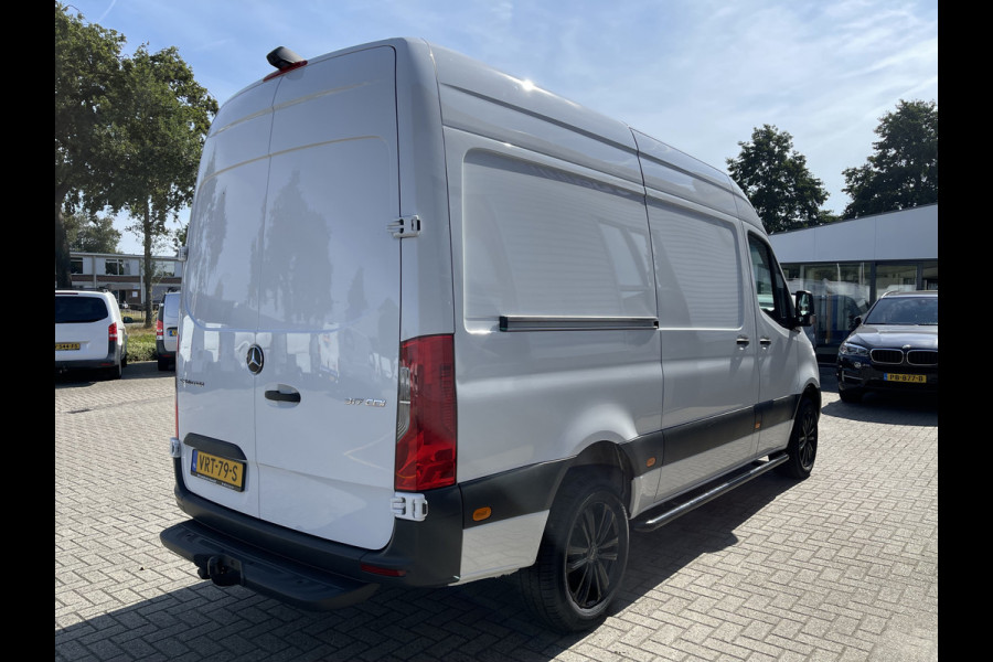 Mercedes-Benz Sprinter 317 1.9 CDI 170pk L2H2 / rijklaar € 40.950 ex btw / lease vanaf € 856 / climate control / trekhaak kan omgekeurd worden naar 3500 kg / achteruit rijcamera / 18 inch velgen / zwarte sidebars !