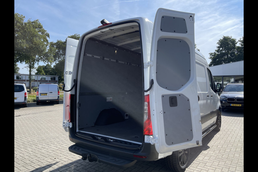 Mercedes-Benz Sprinter 317 1.9 CDI 170pk L2H2 / rijklaar € 40.950 ex btw / lease vanaf € 856 / climate control / trekhaak kan omgekeurd worden naar 3500 kg / achteruit rijcamera / 18 inch velgen / zwarte sidebars !