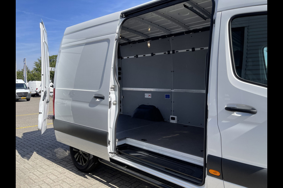 Mercedes-Benz Sprinter 317 1.9 CDI 170pk L2H2 / rijklaar € 40.950 ex btw / lease vanaf € 856 / climate control / trekhaak / achteruit rijcamera / 18 inch velgen / zwarte sidebars !