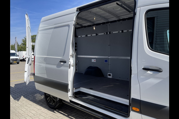 Mercedes-Benz Sprinter 317 1.9 CDI 170pk L2H2 / rijklaar € 40.950 ex btw / lease vanaf € 856 / climate control / trekhaak kan omgekeurd worden naar 3500 kg / achteruit rijcamera / 18 inch velgen / zwarte sidebars !