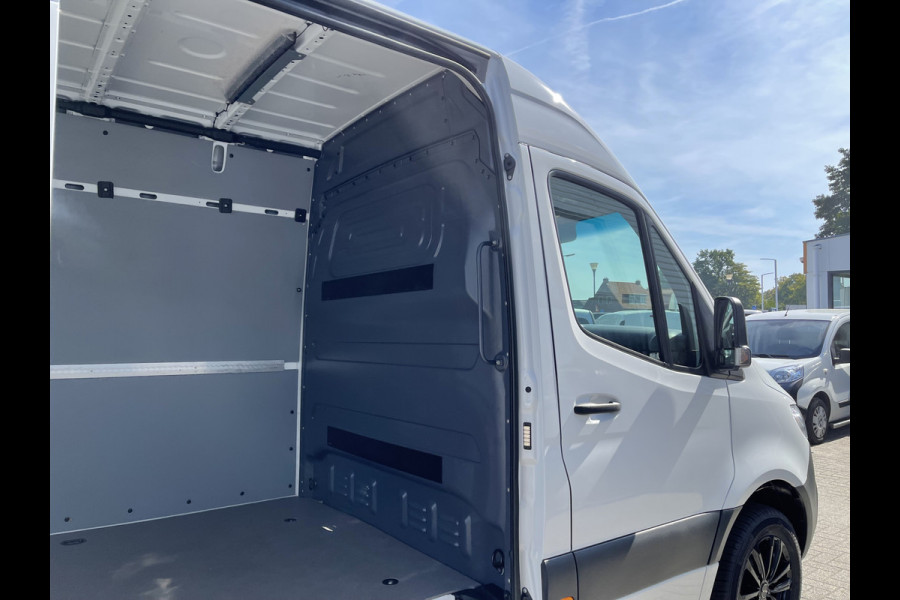 Mercedes-Benz Sprinter 317 1.9 CDI 170pk L2H2 / rijklaar € 40.950 ex btw / lease vanaf € 856 / climate control / trekhaak / achteruit rijcamera / 18 inch velgen / zwarte sidebars !