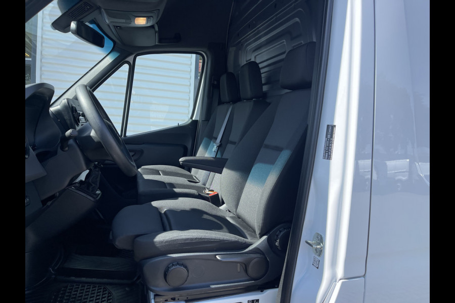 Mercedes-Benz Sprinter 317 1.9 CDI 170pk L2H2 / rijklaar € 40.950 ex btw / lease vanaf € 856 / climate control / trekhaak / achteruit rijcamera / 18 inch velgen / zwarte sidebars !