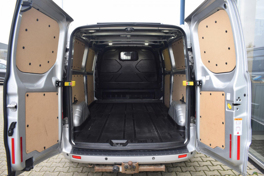 Ford Transit Custom 2.2 TDCI 155 pk! L2H1 Champions Edition Trekhaak | Cruise Control | Camera | Airco | Lederen Bekleding |