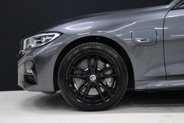 BMW 3-serie 330e xDrive Touring M-Sport [M-STUUR, CAMERA, SFEERLICHT, ELEK. SPORTSTOEL, STOELVERW, 19'' M-VELGEN, NIEUWSTAAT]