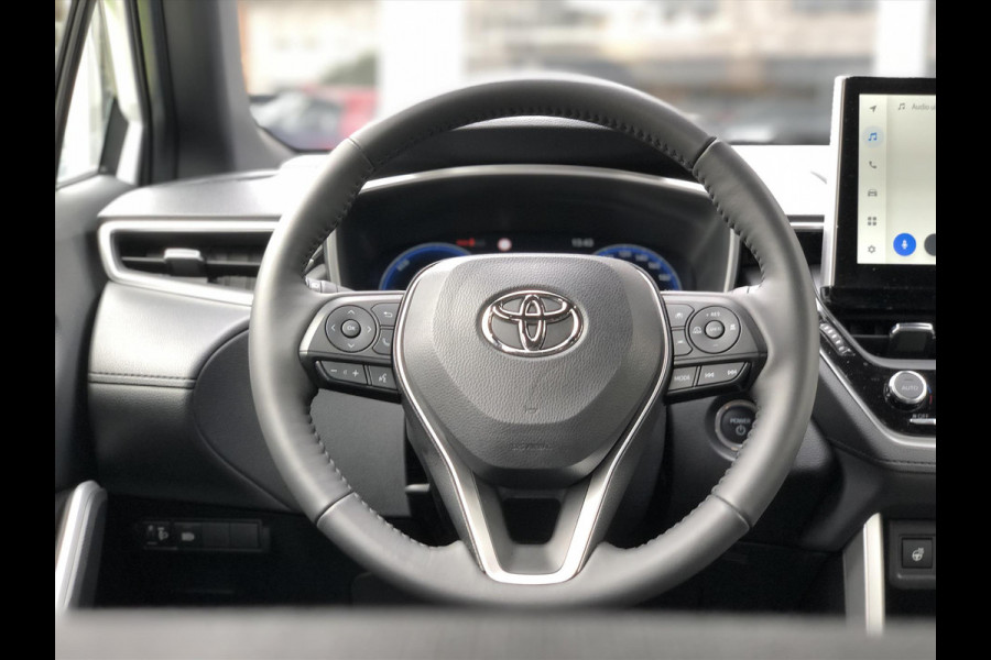 Toyota Corolla Cross 2.0 Hybrid First Edition | Parelmoer wit, Navigatie, Dodehoekherkenning, Parkeersensoren, Stoel + Stuurverwarming