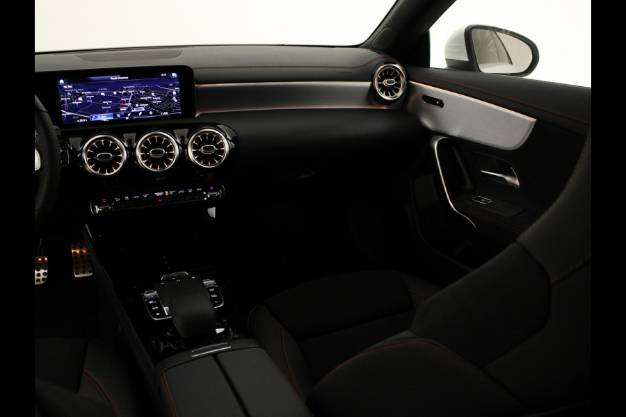 Mercedes-Benz CLA-Klasse 180 Business Solution AMG Plus | Smartphone-integratiepakke, Head-up display, Digitale radio, Privacy glas | Nu tijdelijk te financiëren tegen 3,90% rente (actie loopt t/m 15-5-2020)