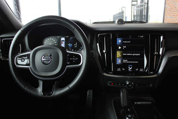 Volvo S60 T8 Recharge 390PK Automaat AWD R-Design Bowers&Wilkins Audio installatie / Panoramisch schuif-kanteldak / 360graden rondomzicht camera / 19" lichtmetalen velgen /