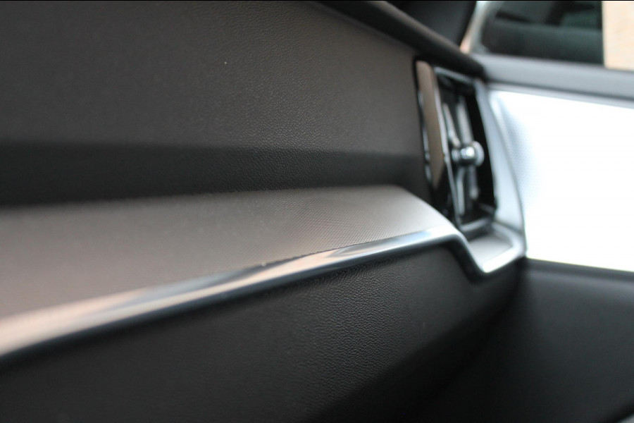 Volvo S60 T8 Recharge 390PK Automaat AWD R-Design Bowers&Wilkins Audio installatie / Panoramisch schuif-kanteldak / 360graden rondomzicht camera / 19" lichtmetalen velgen /