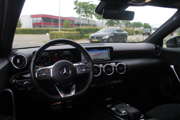 Mercedes-Benz A-Klasse 200 Launch Edition AMG-Pakket Wide Screen Camera NAP en Bovag garantie