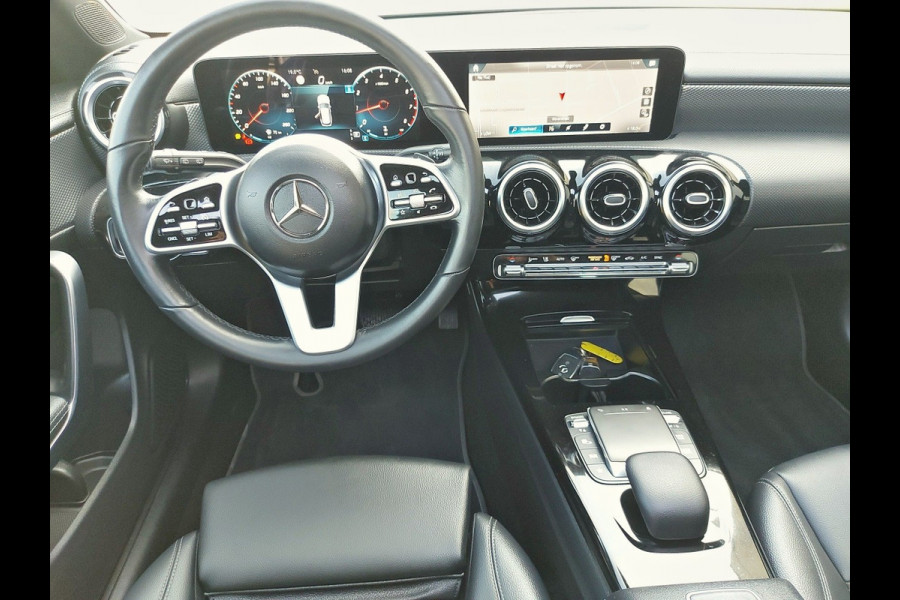 Mercedes-Benz CLA-Klasse Shooting Brake Automaat, 180 Luxury Line Virtueel, Navigatie,panoramadak,airco,cruise,parkeersensoren,stoelverwarming,