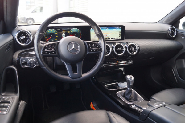 Mercedes-Benz A-Klasse 180d Premium Style -LED-NAVI-ECC-PDC-CAM-