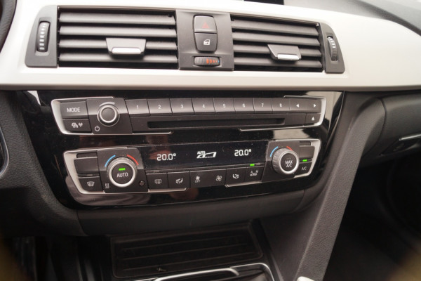 BMW 3 Serie Touring 318i Automaat Executive -LED-ECC-PDC-NAVI-