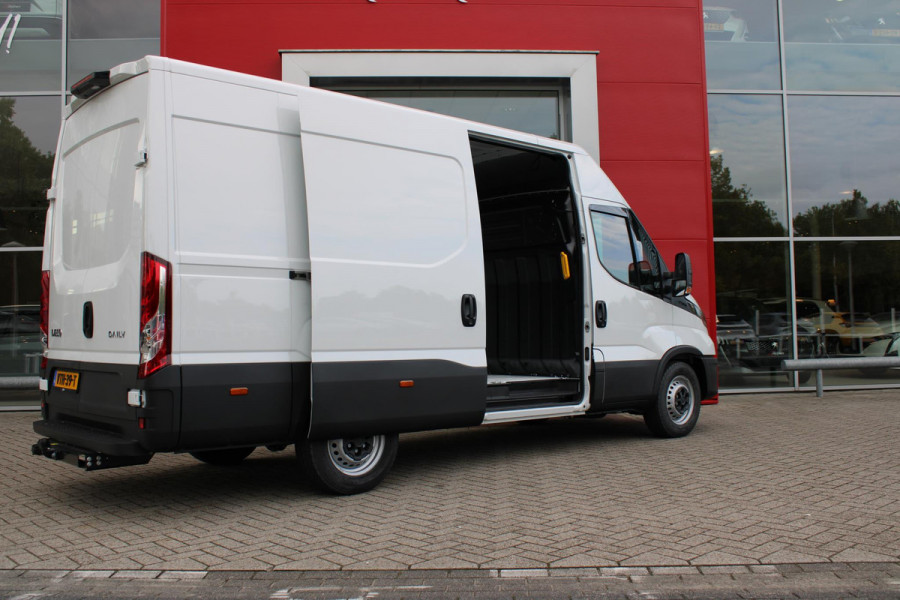 Iveco Daily 35S14V 2.3 138PK 352L H3 | ACHTERUITRIJ CAMERA | CRUISE CONTROL | AIRCO | TREKHAAK | NAVIGATIE | APPLE CARPLAY/ANDROID AUTO | COMFORT STOEL | DAB+ RADIO |