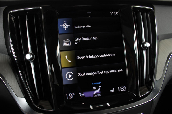 Volvo V60 T6 340PK Automaat Recharge AWD Inscription Cruise Control / Panoramisch schuif-kanteldak / 18" lichtmetalen velgen / Road Sign Information / Apple CArplay