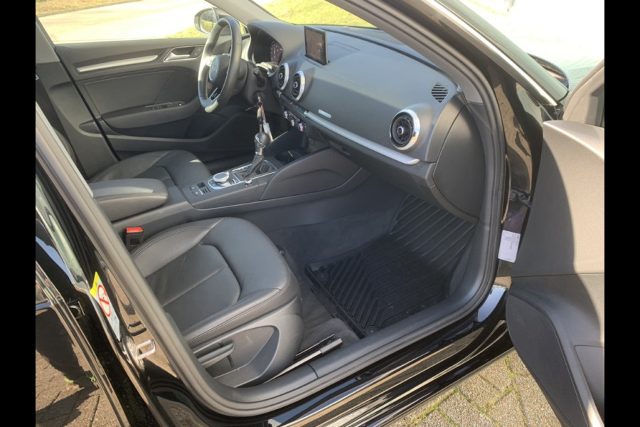 Audi A3 Sportback 1.5 TFSI 150 pk automaat Panorama schuifdak/ lederen bekleding/ achteruitrijcamera