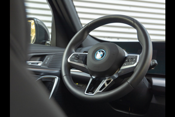 BMW iX1 xDrive30 M-Sport - Stoelverwarming - Camera - Navigatie - Bluetooth