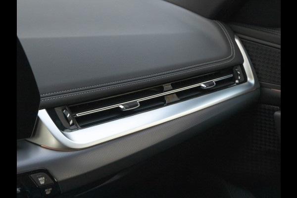 BMW iX1 xDrive30 M-Sport - Stoelverwarming - Camera - Navigatie - Bluetooth