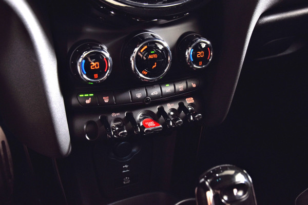 MINI Cooper S 2.0 180 PK John Cooper Works - Automaat | Dig. Cockpit | S/K Kantel-dak | Alcantara | Head-up Disp. | Cruise | Stoel- en Stuurverwarming | Camera | PDC | NAV + Apple | ECC | LED | LM 17" |