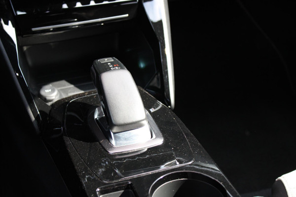 Peugeot e-2008 EV GT PACK 136PK AUTOMAAT 50 kWh | €22.895,- NA SUBSIDIEAFTREK | STOEL VERWARMING | ALCANTARA BEKLEDING | NAVIGATIE 10" TOUCHSCREEN | ACHTERUITRIJ CAMERA | FULL LED KOPLAMPEN | ADAPTIEVE CRUISE | KEYLESS ENTRY/START | APPLE CARPLAY/KEYLESS ENTRY | |