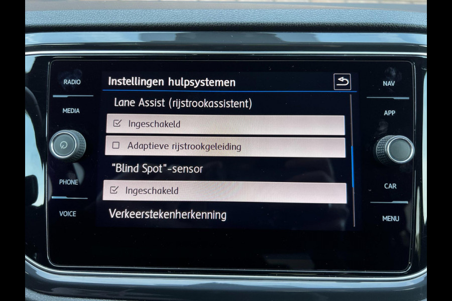 Volkswagen T-Roc 1.5 TSI R-Line / 150 PK / Automaat / Panoramadak / Adaptive Cruise / Navigatie + Camera